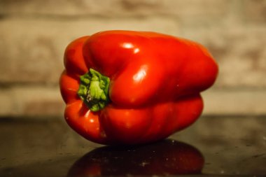 Tuğla duvar zemin üzerine tatlı kırmızı biber