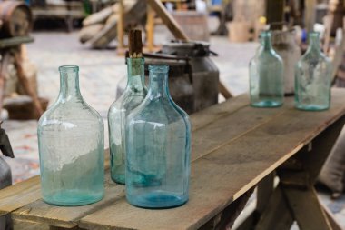 Büyük boş cam şişe