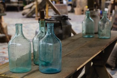 Büyük boş cam şişe