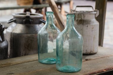 Büyük boş cam şişe