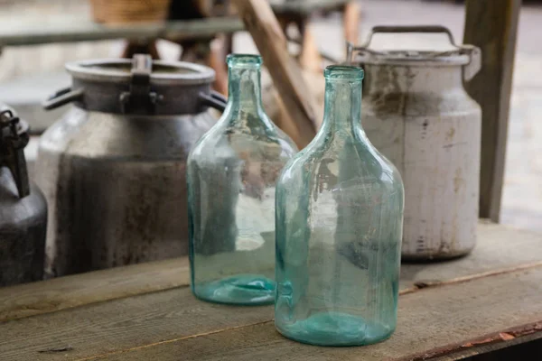 Büyük boş cam şişe