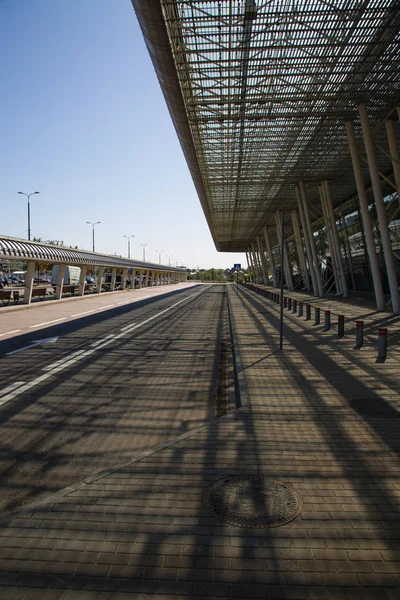 Drogi i nowoczesny budynek architektura z terminalu międzynarodowego lotniska — Zdjęcie stockowe