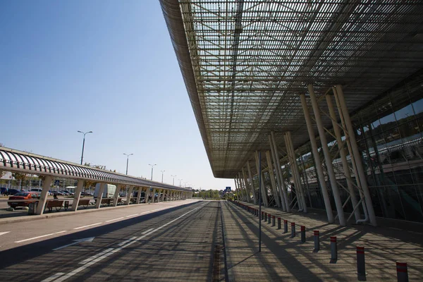 Дорога и современная архитектура здания международного терминала аэропорта — стоковое фото