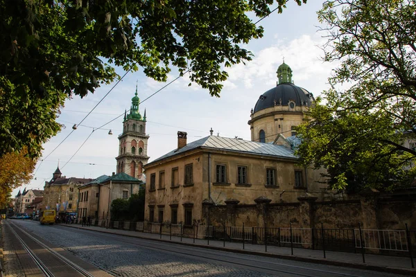 Lviv, Ukraine: Panorama of Pidvalna street with the tall bell tower of Dormition church and the dome of Dominican Church — Stock Photo, Image