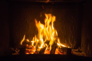 Turuncu alevler içinde şömine ateş