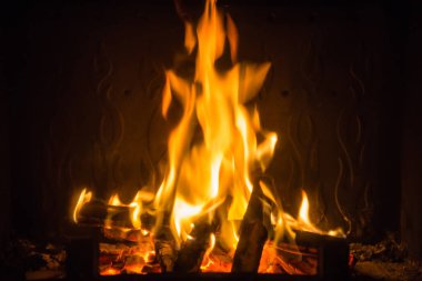 Turuncu alevler içinde şömine ateş