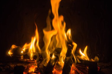 Turuncu alevler içinde şömine ateş