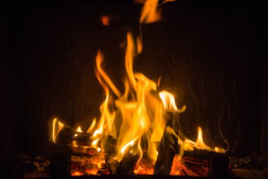 Turuncu alevler içinde şömine ateş