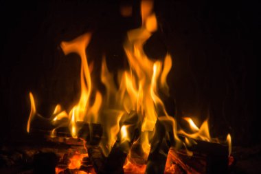 Turuncu alevler içinde şömine ateş