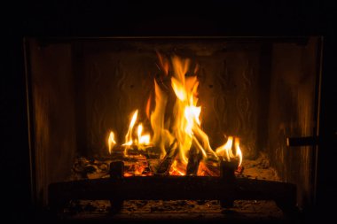 Turuncu alevler içinde şömine ateş