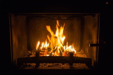 Turuncu alevler içinde şömine ateş