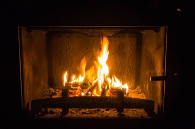 Turuncu alevler içinde şömine ateş