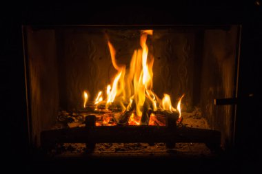 Turuncu alevler içinde şömine ateş