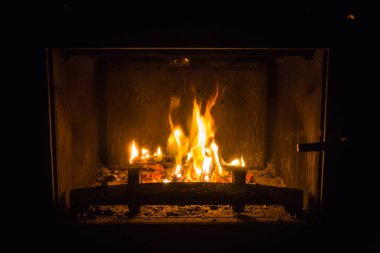 Turuncu alevler içinde şömine ateş