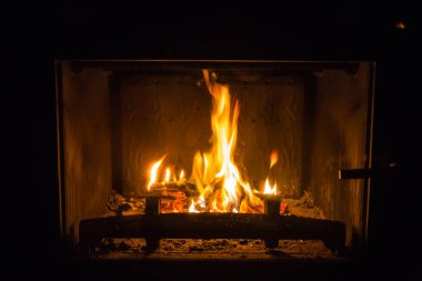 Turuncu alevler içinde şömine ateş