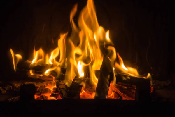 Narancssárga lángok tűz kandallóban — Stock Fotó