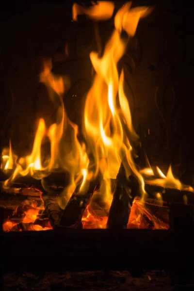 Turuncu alevler içinde şömine ateş