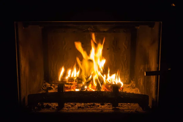 Помаранчеве полум'я вогню в каміні — стокове фото
