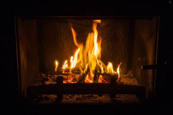 Turuncu alevler içinde şömine ateş