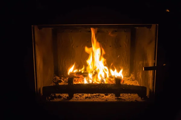 Помаранчеве полум'я вогню в каміні Ліцензійні Стокові Зображення