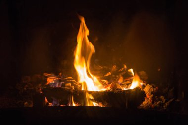 Alevler içinde şömine ash ile ateş