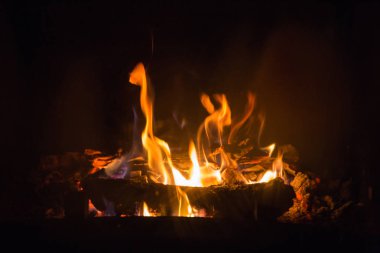 Alevler içinde şömine ash ile ateş