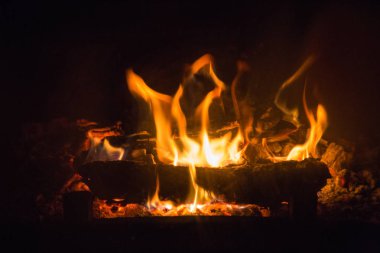 Alevler içinde şömine ash ile ateş