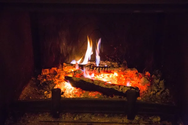Tűz a lángok a hamu, kandalló — Stock Fotó