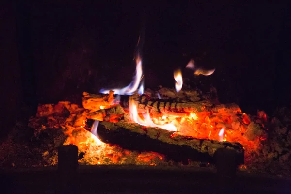 Tűz a lángok a hamu, kandalló — Stock Fotó
