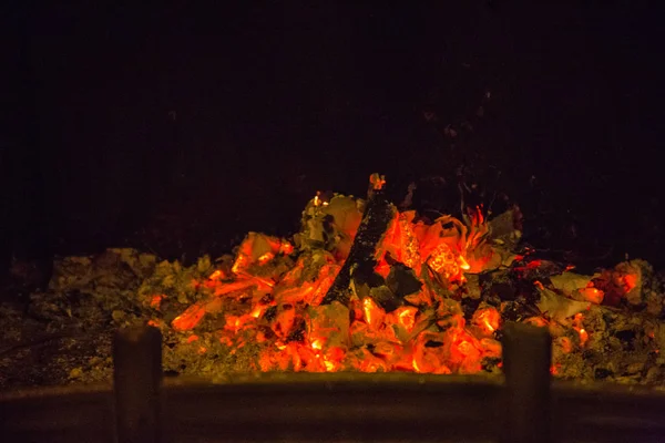 Narancs lángok a hamu, kandalló — Stock Fotó