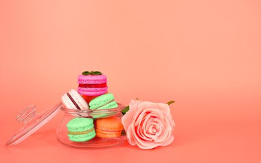 Bir gül yanındaki kavanozda bademli kurabiye