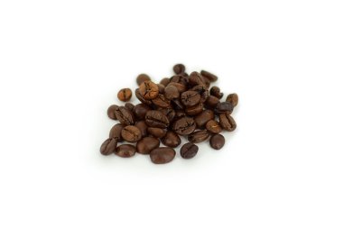 kavrulmuş kahve çekirdeği üzerinde beyaz izole