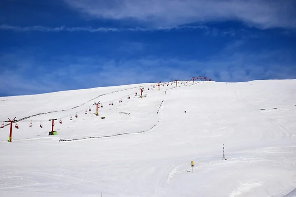 Inverno neve paisagem com pistas de esqui — Fotografia de Stock
