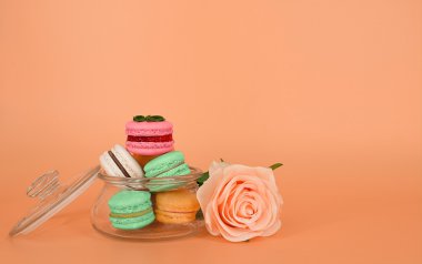 Bir gül yanındaki kavanozda bademli kurabiye