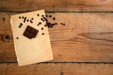 kahve ve cocholate ahşap bir masa üzerinde