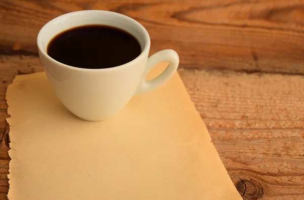 Viejo papel y café sobre mesa de madera — Foto de Stock