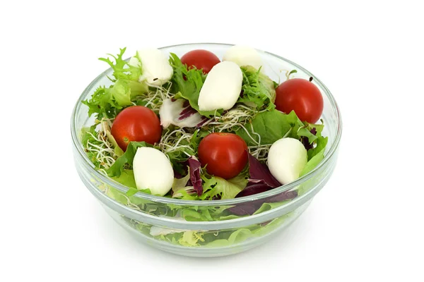 Tigela com salada fresca com tomate cereja, abacate e mussarela — Fotografia de Stock
