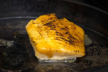 bir tavada kızartma balık