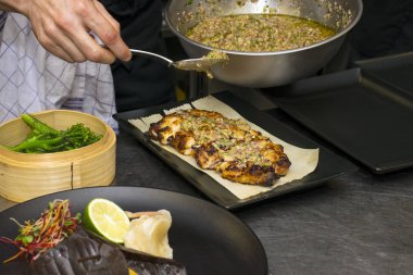 Şef biftek hazırlanıyor 