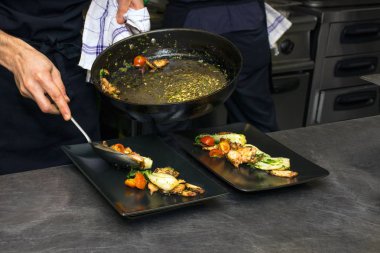 Lezzetli yemek wok tava ahtapot sebzelerin üzerine