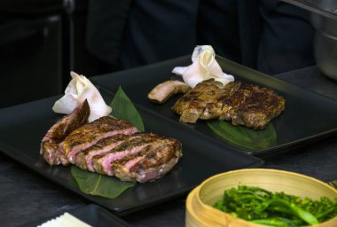 Düz biftek nadir pişmiş ve plaka üzerinde açık dilimlenmiş