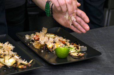 Lezzetli yemek taze sebze üzerinde Izgara ahtapot 