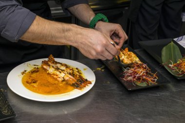 Kızarmış karides sos ile Kral