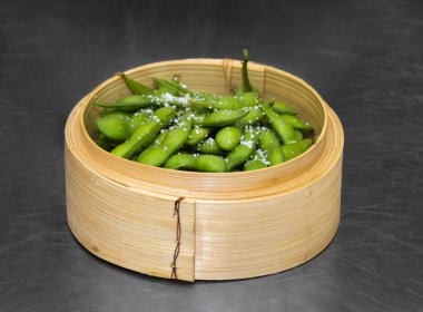 Edamame ahşap kase üzerinde