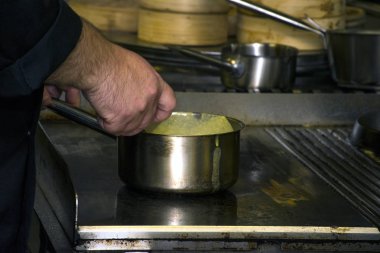 Şef, soba pan ile restoran mutfakta 