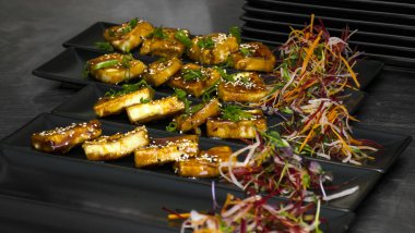 Rozet salata ile kızarmış Tofu yemek