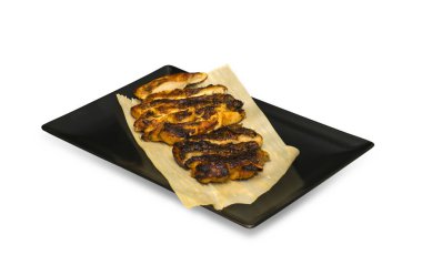 Siyah plaka üzerinde beyaz izole üzerinde ızgara tavuk