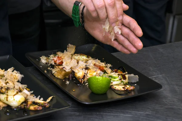 Lezzetli yemek taze sebze üzerinde Izgara ahtapot 