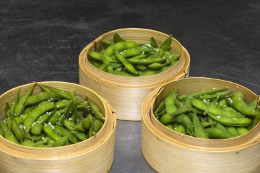 Edamame ahşap kase üzerinde