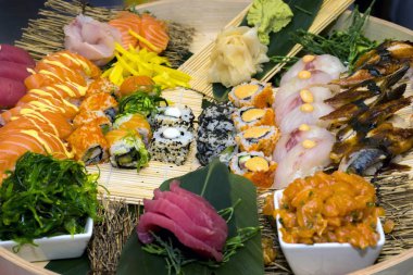 Karışık Japon suşi aranjman 